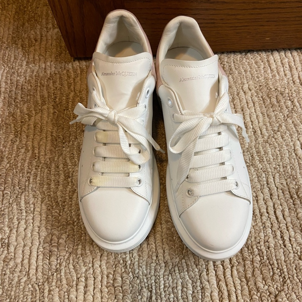 Sneaker - Picture 1 of 5